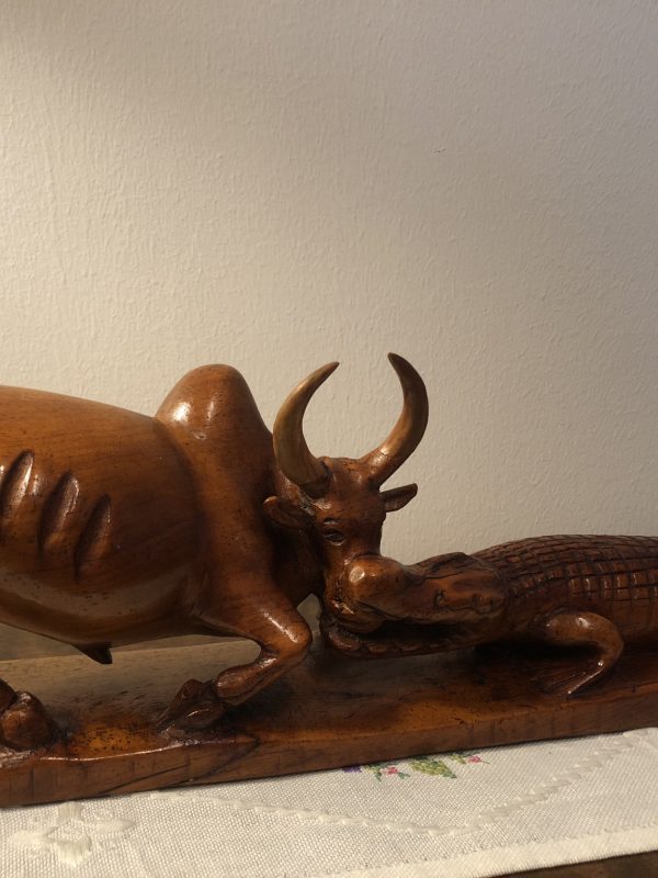 Restaurering: Skulptur av sebu-okse frå Madagaskar (3)